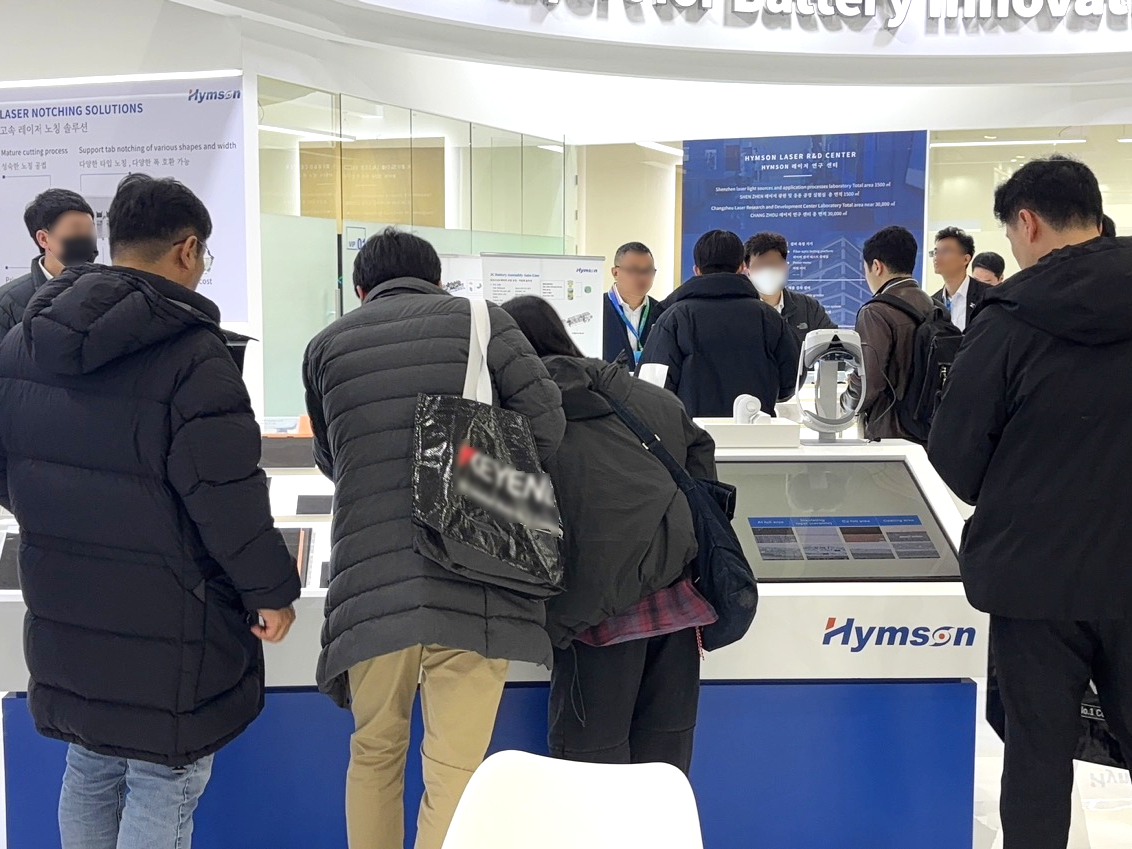 5、SVG-展柜参观3.jpg